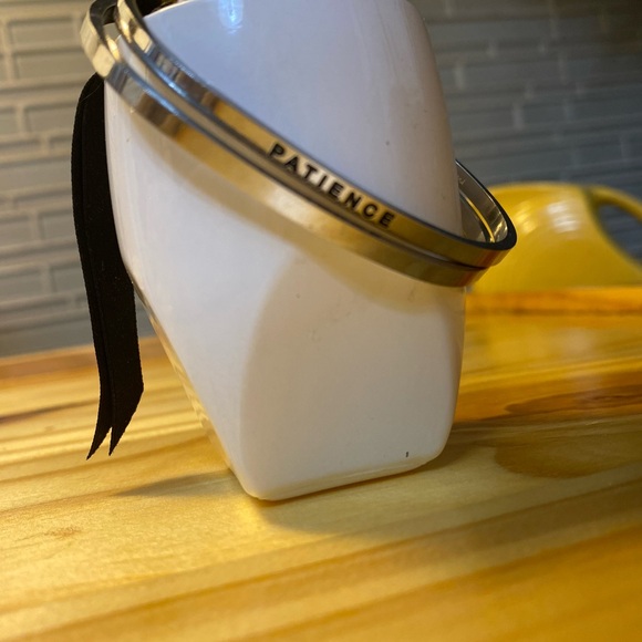 2 Mantraband bracelets - Picture 2 of 6